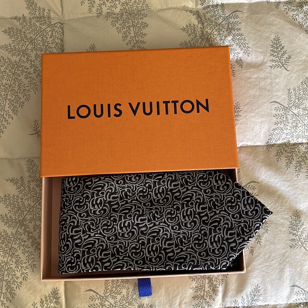 Louis Vuitton Vintage Mens Gorgeous Black & Silver Tie w Box. Mint Condition